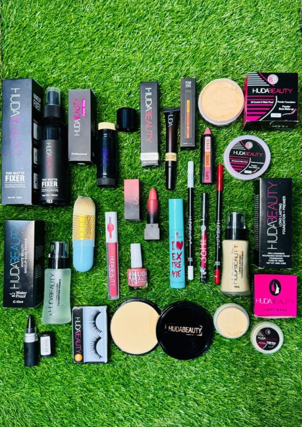 18 In 1 Huda Beauty Makeup Deal